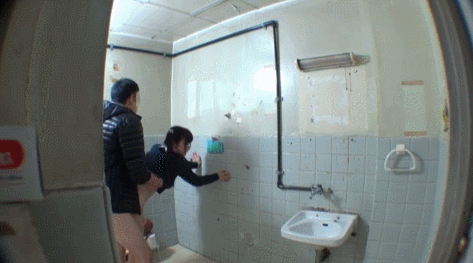 【合法ロリGIF】どこの修羅の国だよwww公衆便所の鍵を壊して侵入する小学生レイプ事件wwww その12
