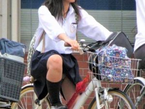 早く自転車通学する女子●生が見られるようになってほしい…願いを込めたエッチなパンチラハプニング画像