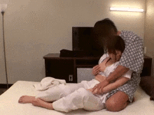 出張マッサージのおばさんがセクハラされる様子がヤバすぎ…ビジホで盗撮されたハメ撮りGIF画像