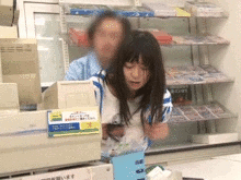 主婦がパート先でセクハラされる一部始終…田舎のコンビニじゃよくある寝取られGIF画像