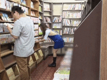 女子高生がバイト中にパ○チラしまくり…気づいた男の子のチ○ポをしゃぶって中出しさせる痴女GIF画像