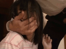 酔いつぶれた父親のそばで襲われる女の子…涙でぐちょぐちょイラマチオレ●プGIF画像