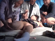 ホームレスにレ●プされてる女子高生がやばい…中出しされる輪姦GIF画像